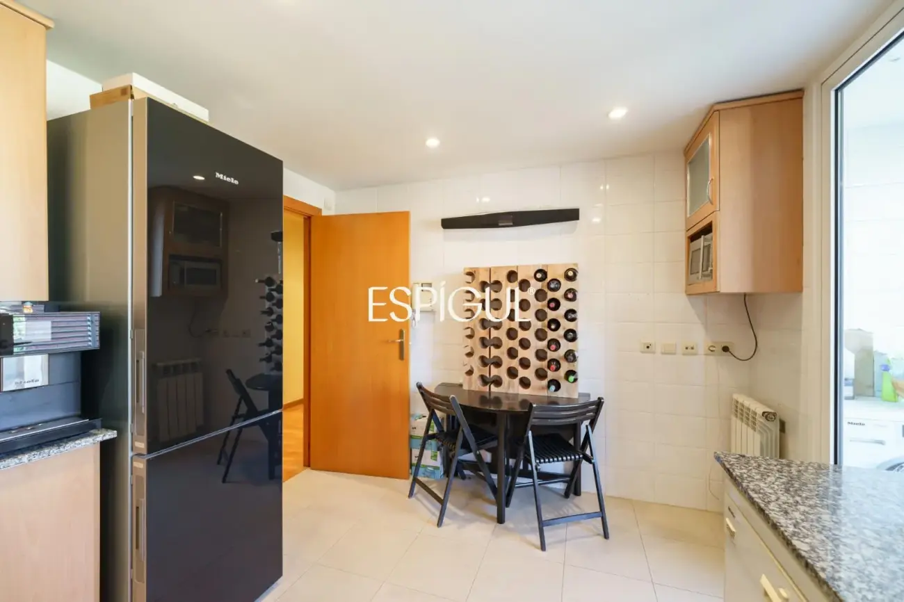 4 habitaciones, terraza, piscina, jardin y 3 plazas de parking: a un paso de Barcelona