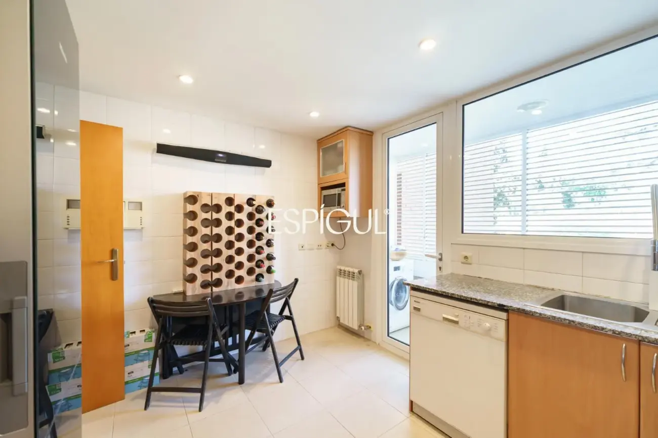 4 habitaciones, terraza, piscina, jardin y 3 plazas de parking: a un paso de Barcelona