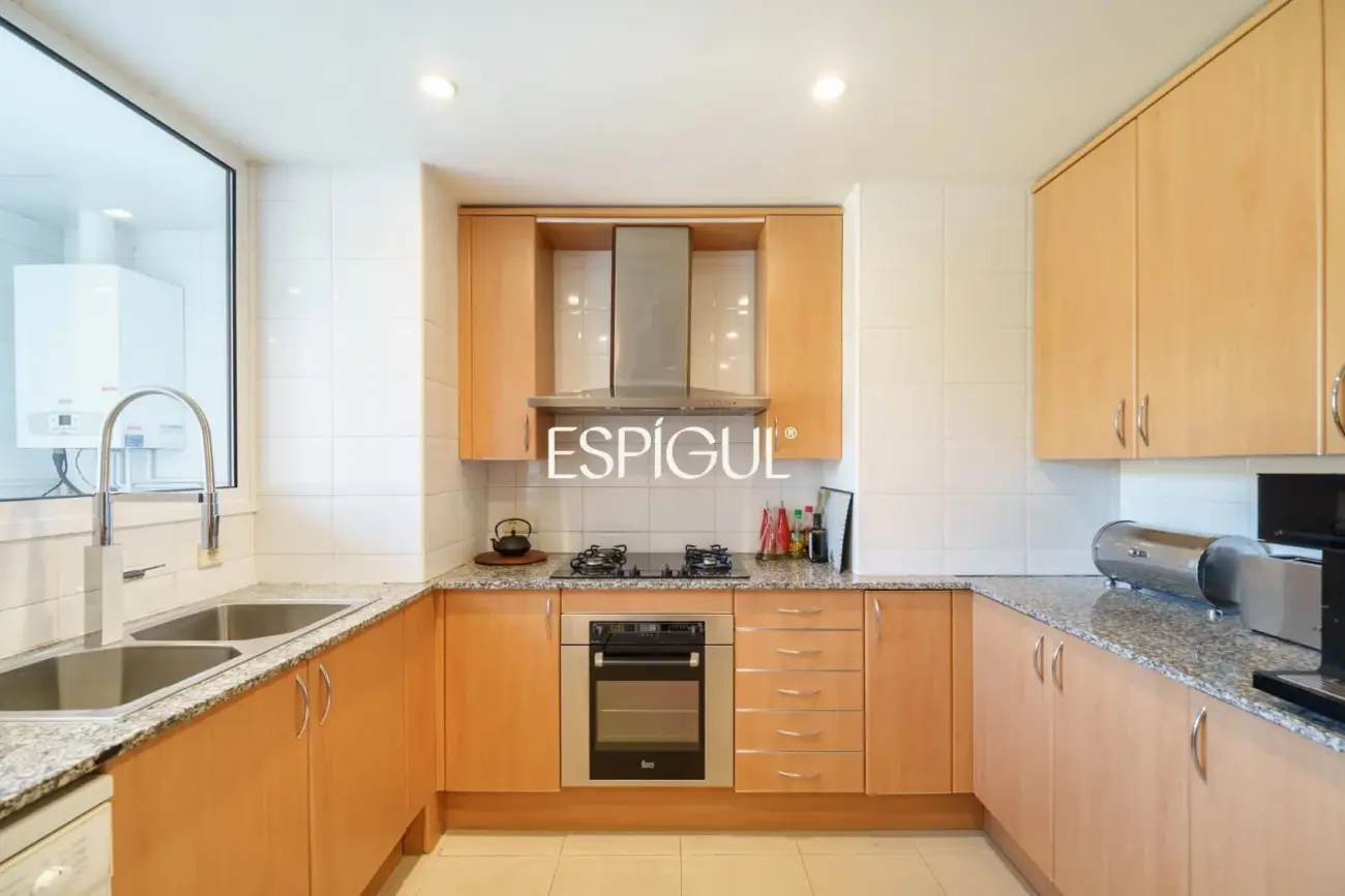 4 habitaciones, terraza, piscina, jardin y 3 plazas de parking: a un paso de Barcelona