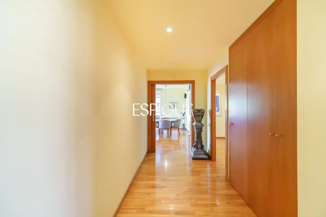4 habitaciones, terraza, piscina, jardin y 3 plazas de parking: a un paso de Barcelona