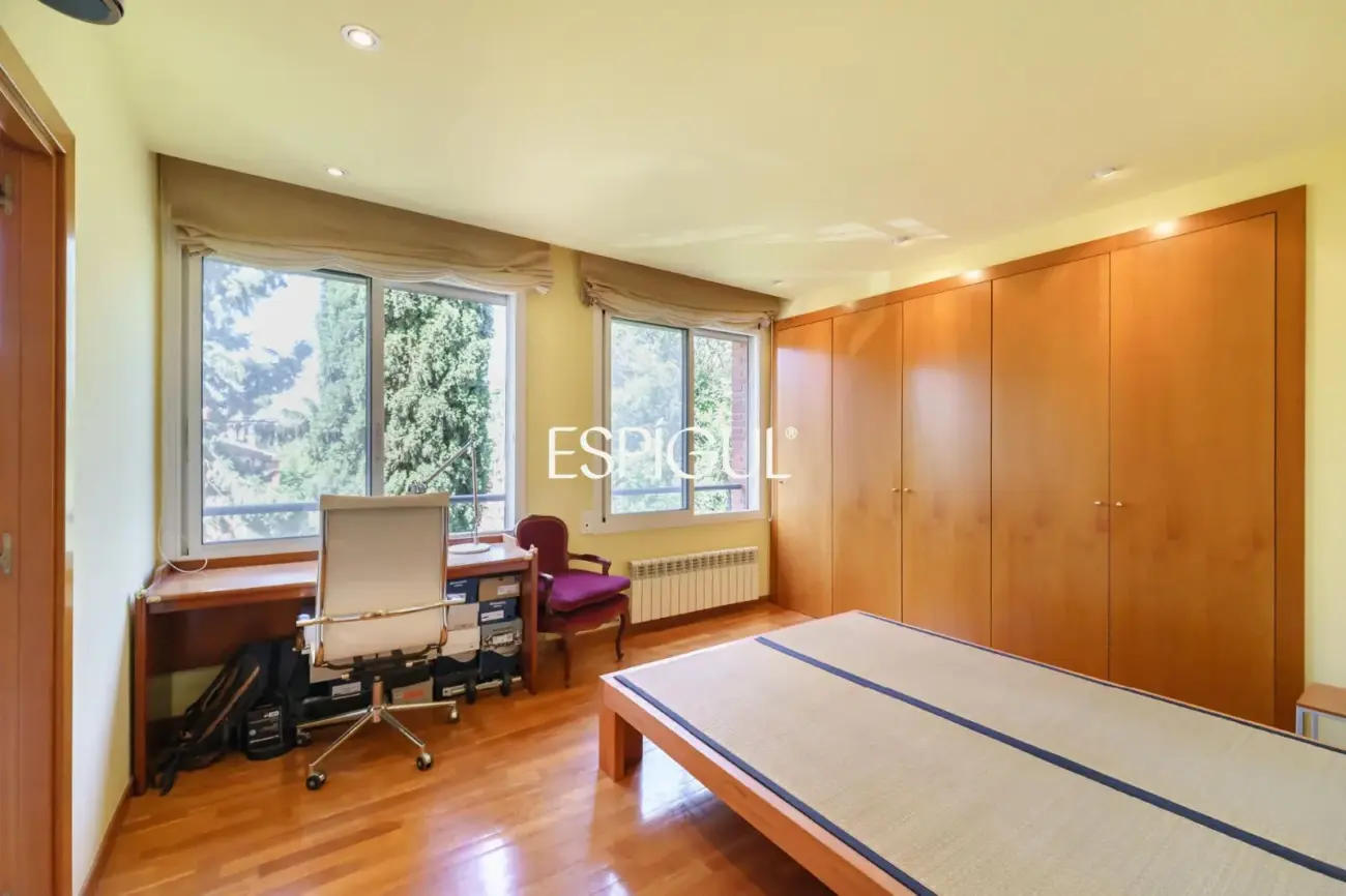 4 habitaciones, terraza, piscina, jardin y 3 plazas de parking: a un paso de Barcelona