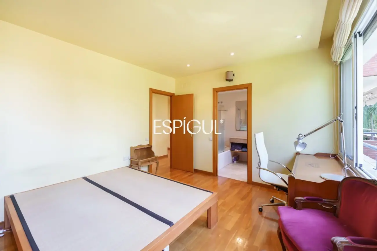 4 habitaciones, terraza, piscina, jardin y 3 plazas de parking: a un paso de Barcelona