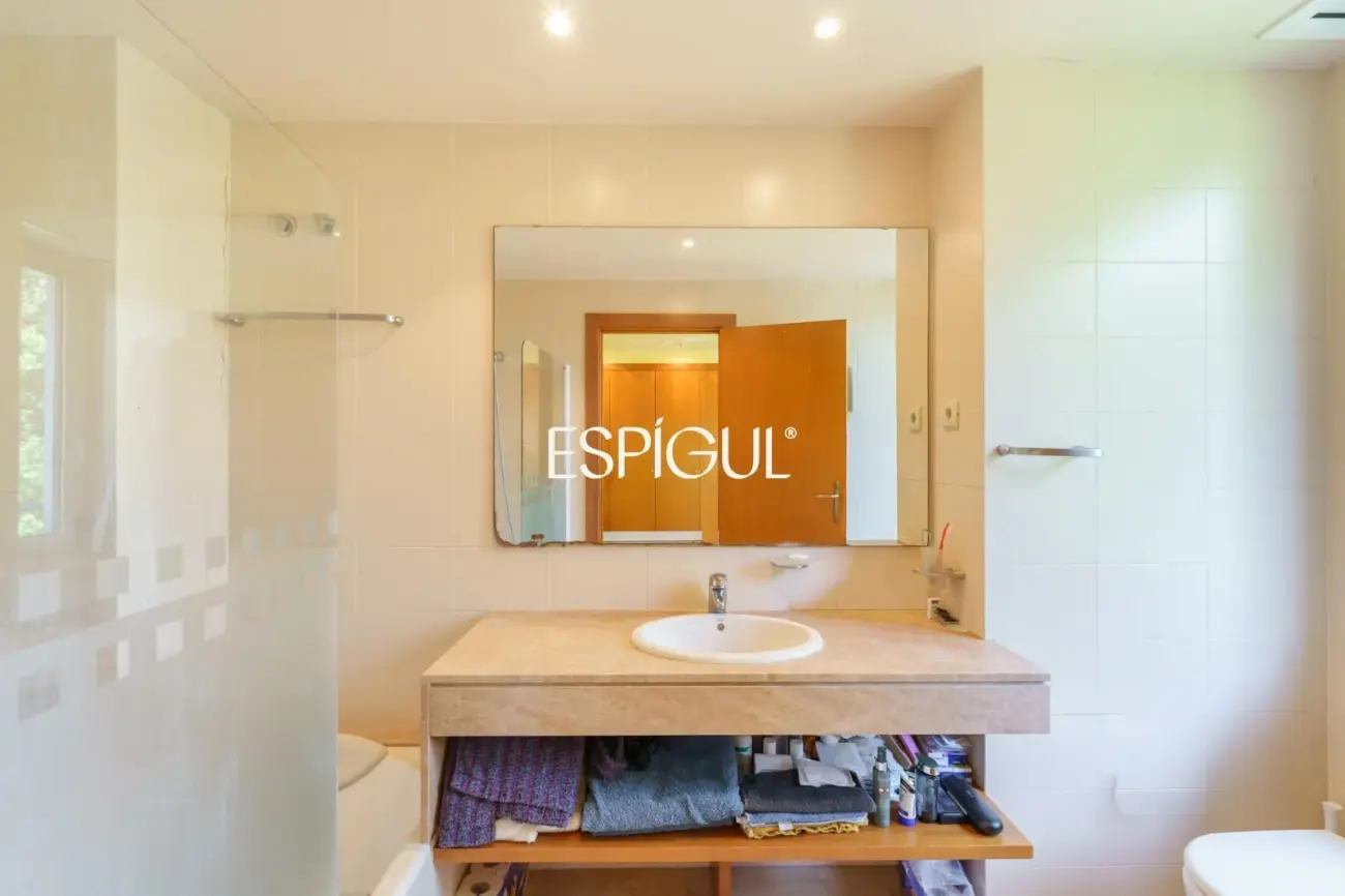 4 habitaciones, terraza, piscina, jardin y 3 plazas de parking: a un paso de Barcelona