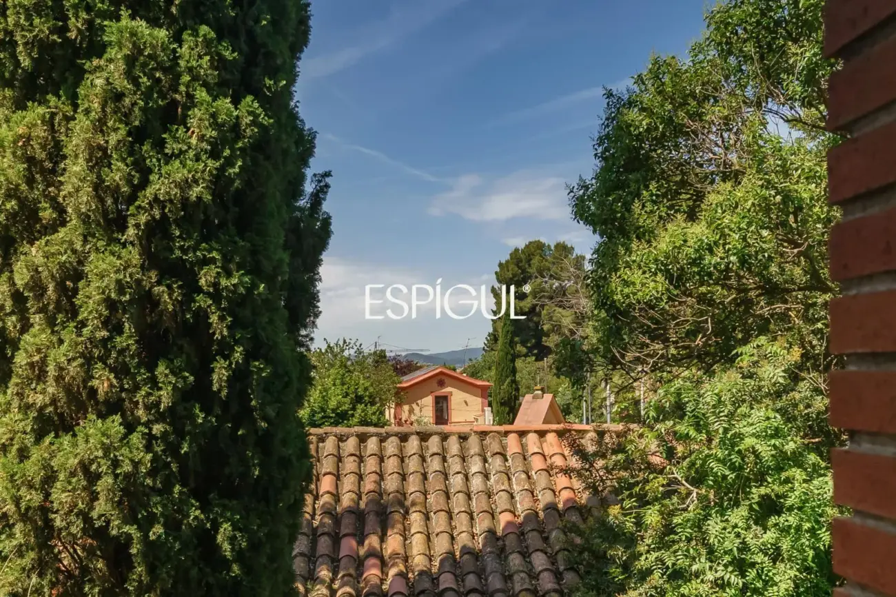 4 habitaciones, terraza, piscina, jardin y 3 plazas de parking: a un paso de Barcelona