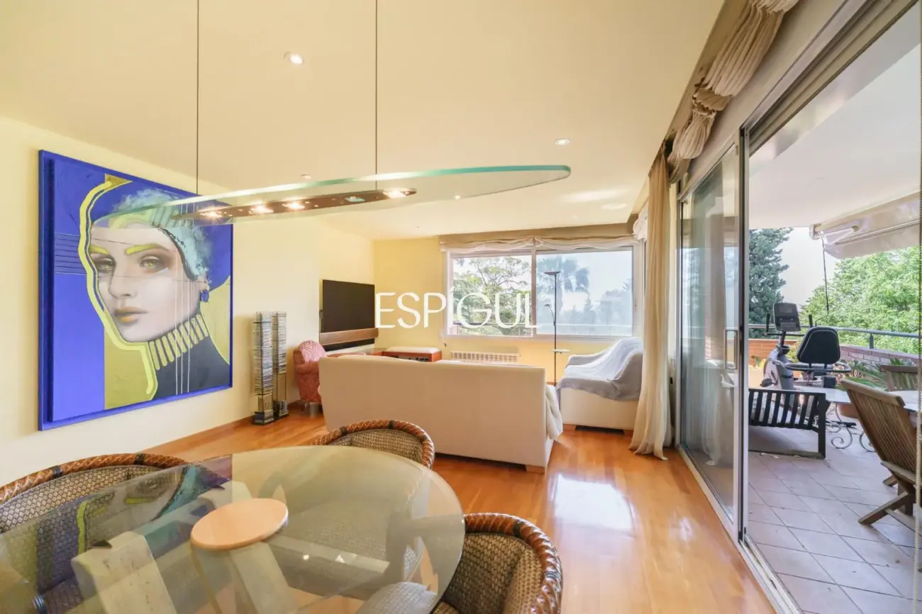 4 habitaciones, terraza, piscina, jardin y 3 plazas de parking: a un paso de Barcelona