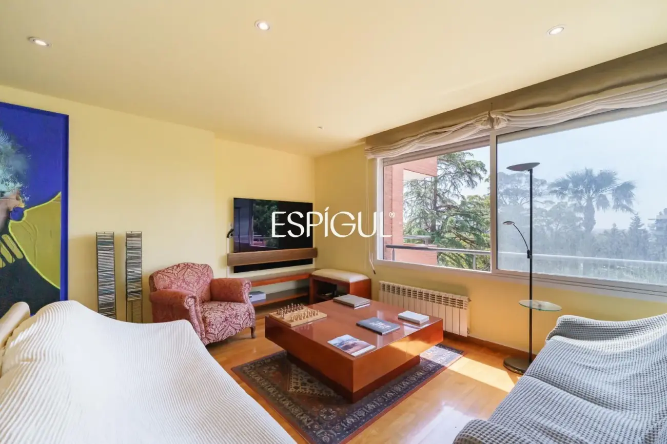 4 habitaciones, terraza, piscina, jardin y 3 plazas de parking: a un paso de Barcelona