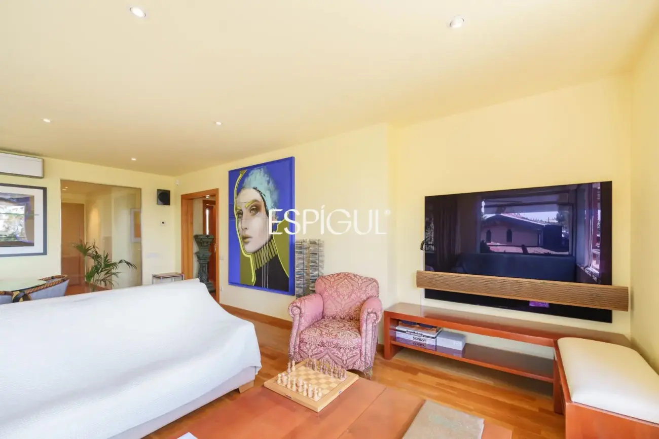 4 habitaciones, terraza, piscina, jardin y 3 plazas de parking: a un paso de Barcelona