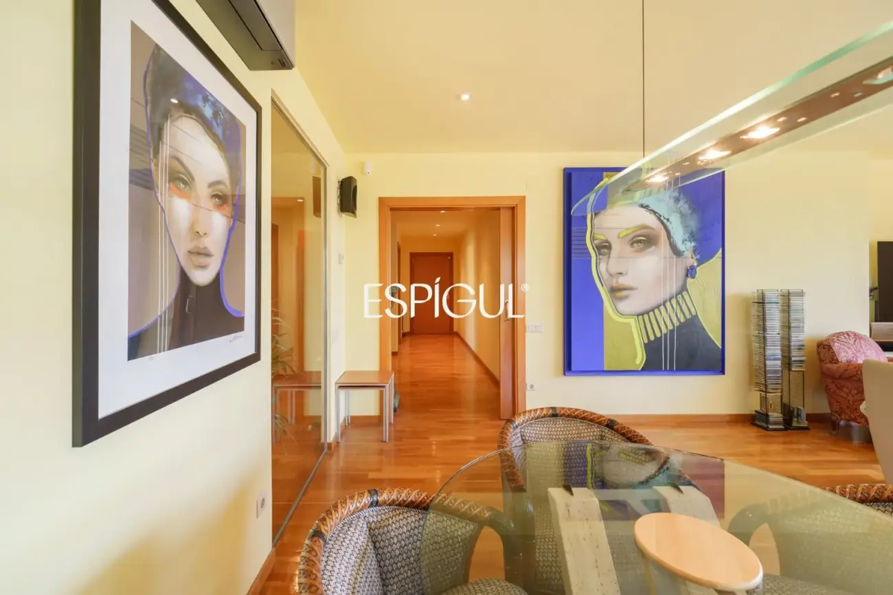 4 habitaciones, terraza, piscina, jardin y 3 plazas de parking: a un paso de Barcelona