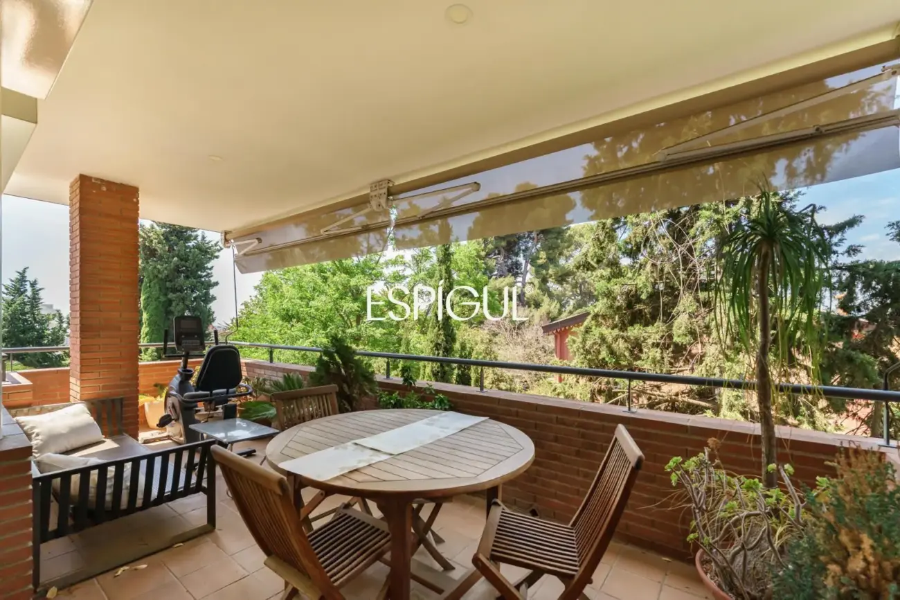 4 habitaciones, terraza, piscina, jardin y 3 plazas de parking: a un paso de Barcelona