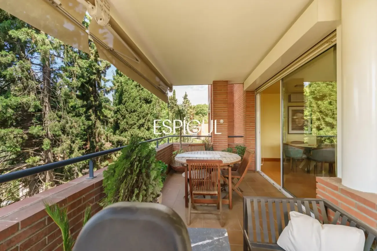 4 habitaciones, terraza, piscina, jardin y 3 plazas de parking: a un paso de Barcelona