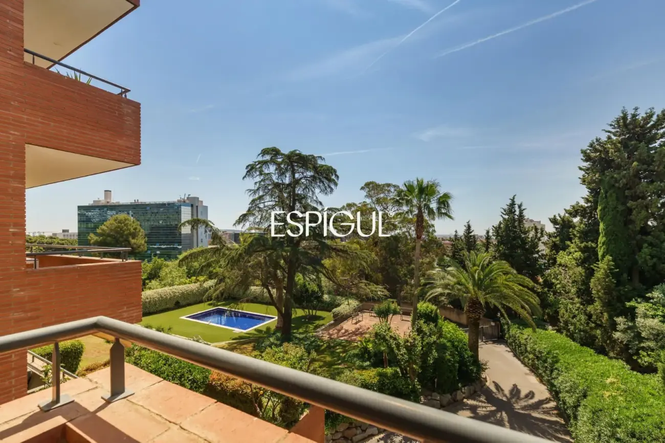 4 habitaciones, terraza, piscina, jardin y 3 plazas de parking: a un paso de Barcelona