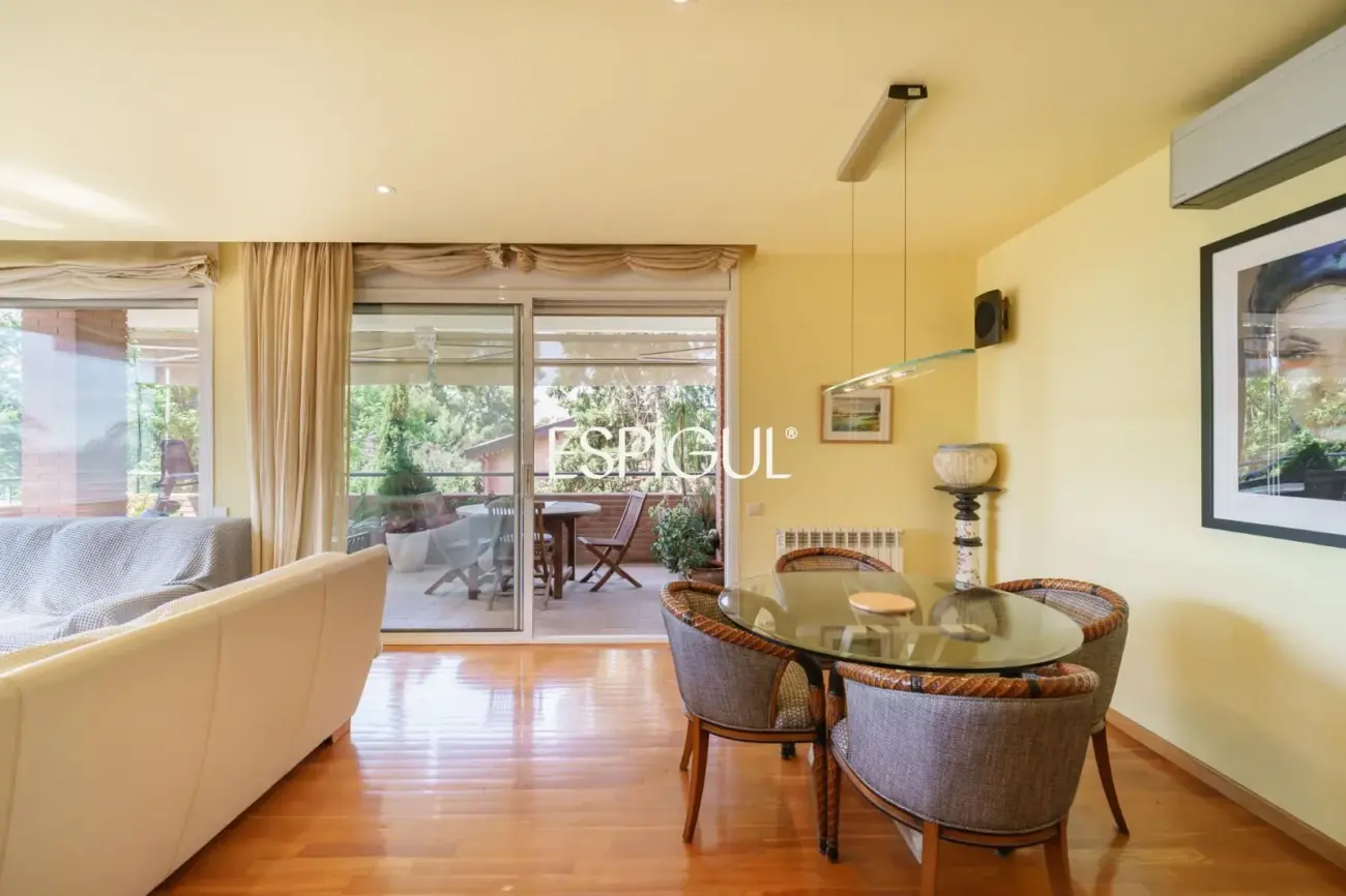 4 habitaciones, terraza, piscina, jardin y 3 plazas de parking: a un paso de Barcelona