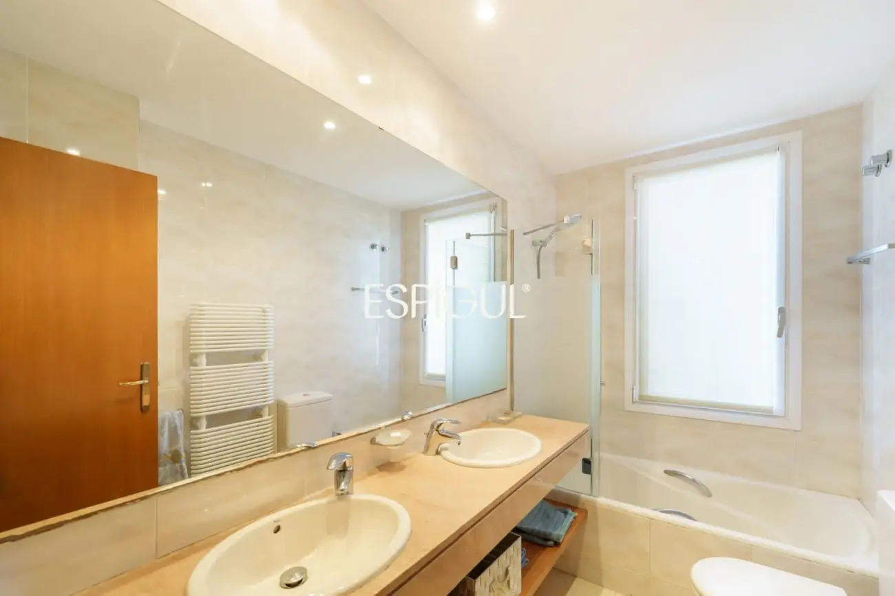 4 habitaciones, terraza, piscina, jardin y 3 plazas de parking: a un paso de Barcelona