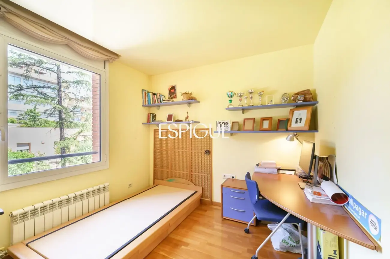 4 habitaciones, terraza, piscina, jardin y 3 plazas de parking: a un paso de Barcelona