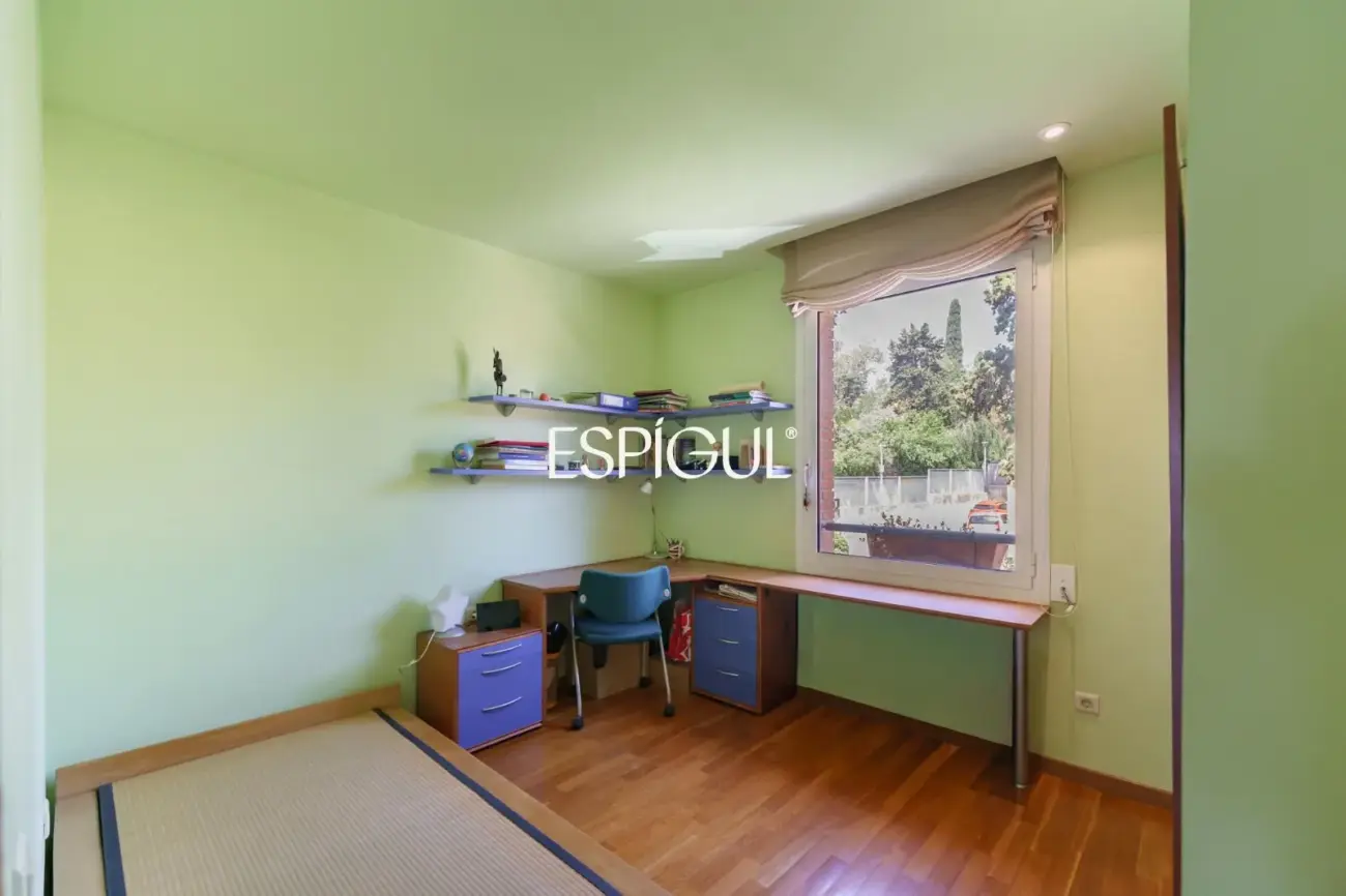 4 habitaciones, terraza, piscina, jardin y 3 plazas de parking: a un paso de Barcelona