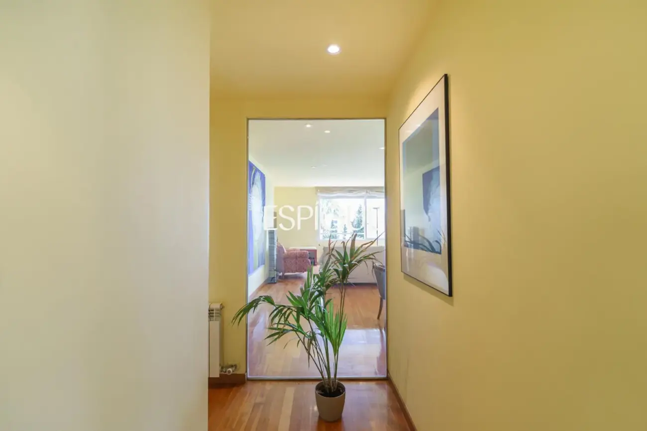 4 habitaciones, terraza, piscina, jardin y 3 plazas de parking: a un paso de Barcelona