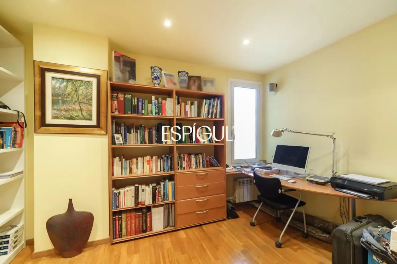 4 habitaciones, terraza, piscina, jardin y 3 plazas de parking: a un paso de Barcelona