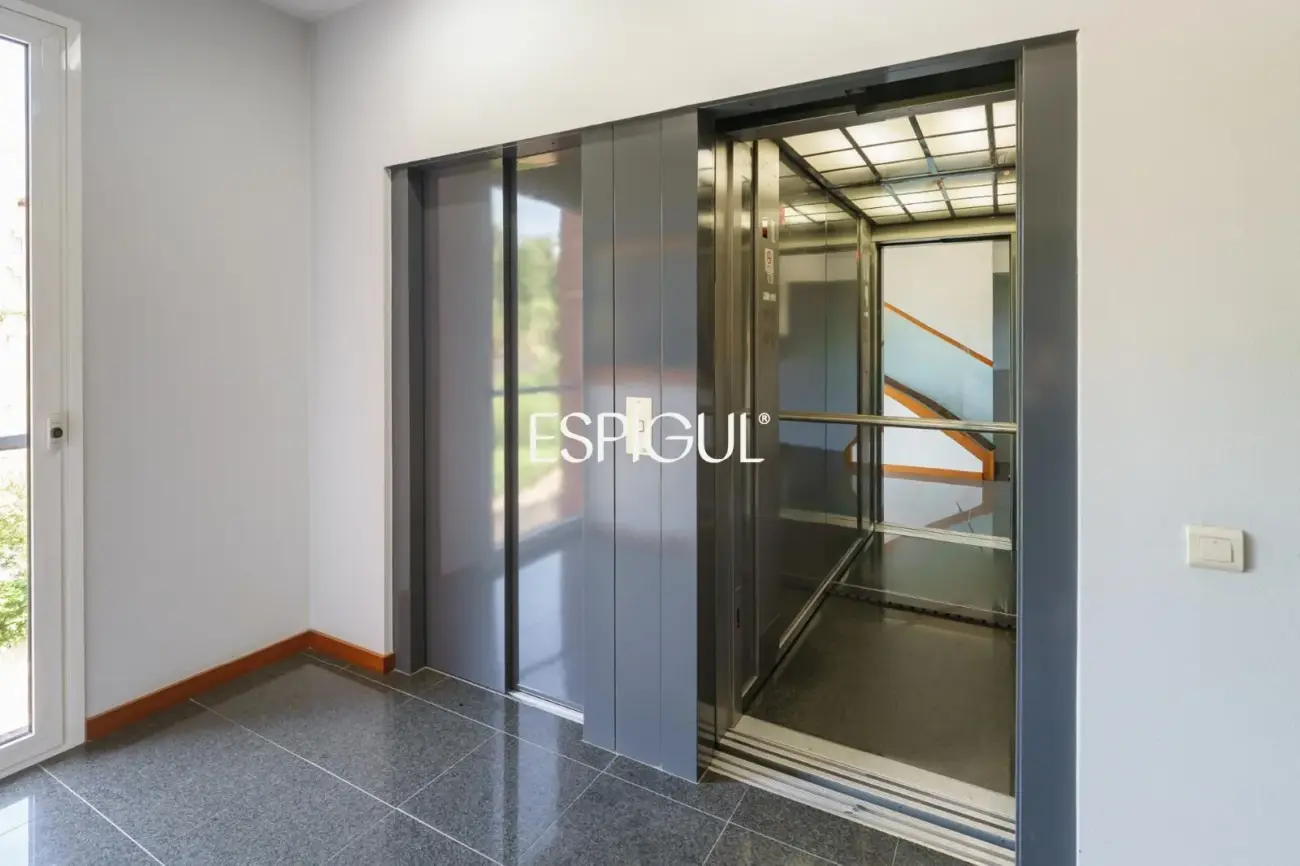 4 habitaciones, terraza, piscina, jardin y 3 plazas de parking: a un paso de Barcelona