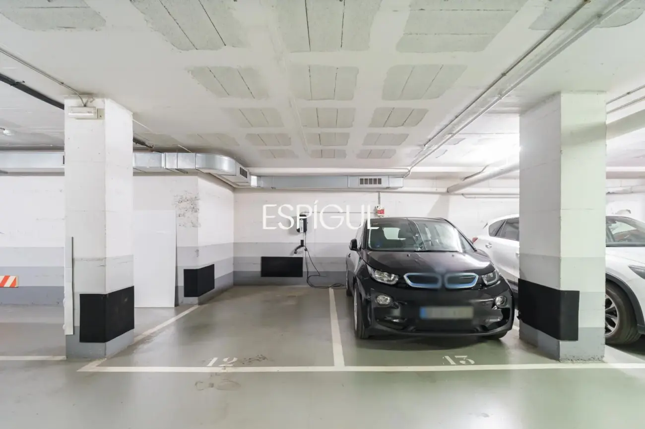 4 habitaciones, terraza, piscina, jardin y 3 plazas de parking: a un paso de Barcelona