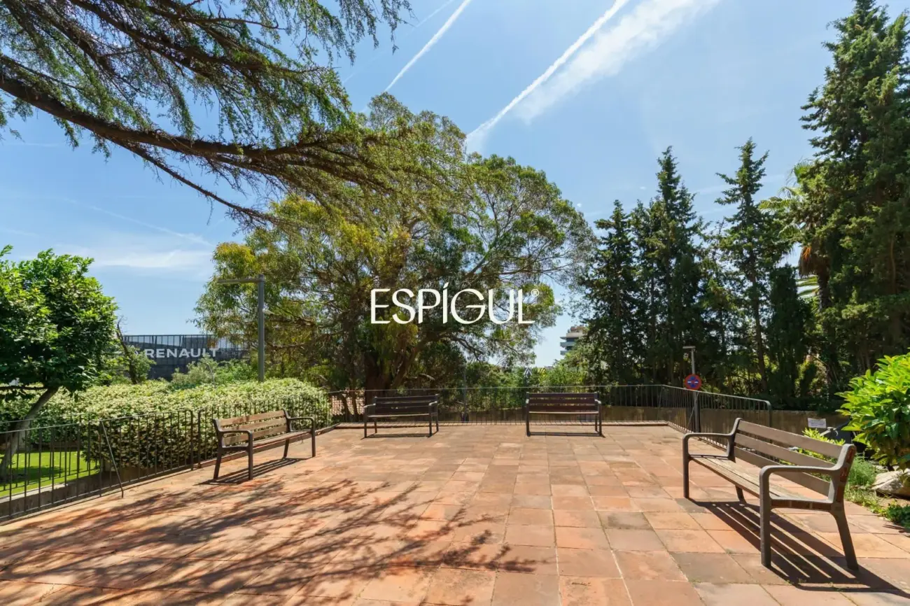 4 habitaciones, terraza, piscina, jardin y 3 plazas de parking: a un paso de Barcelona