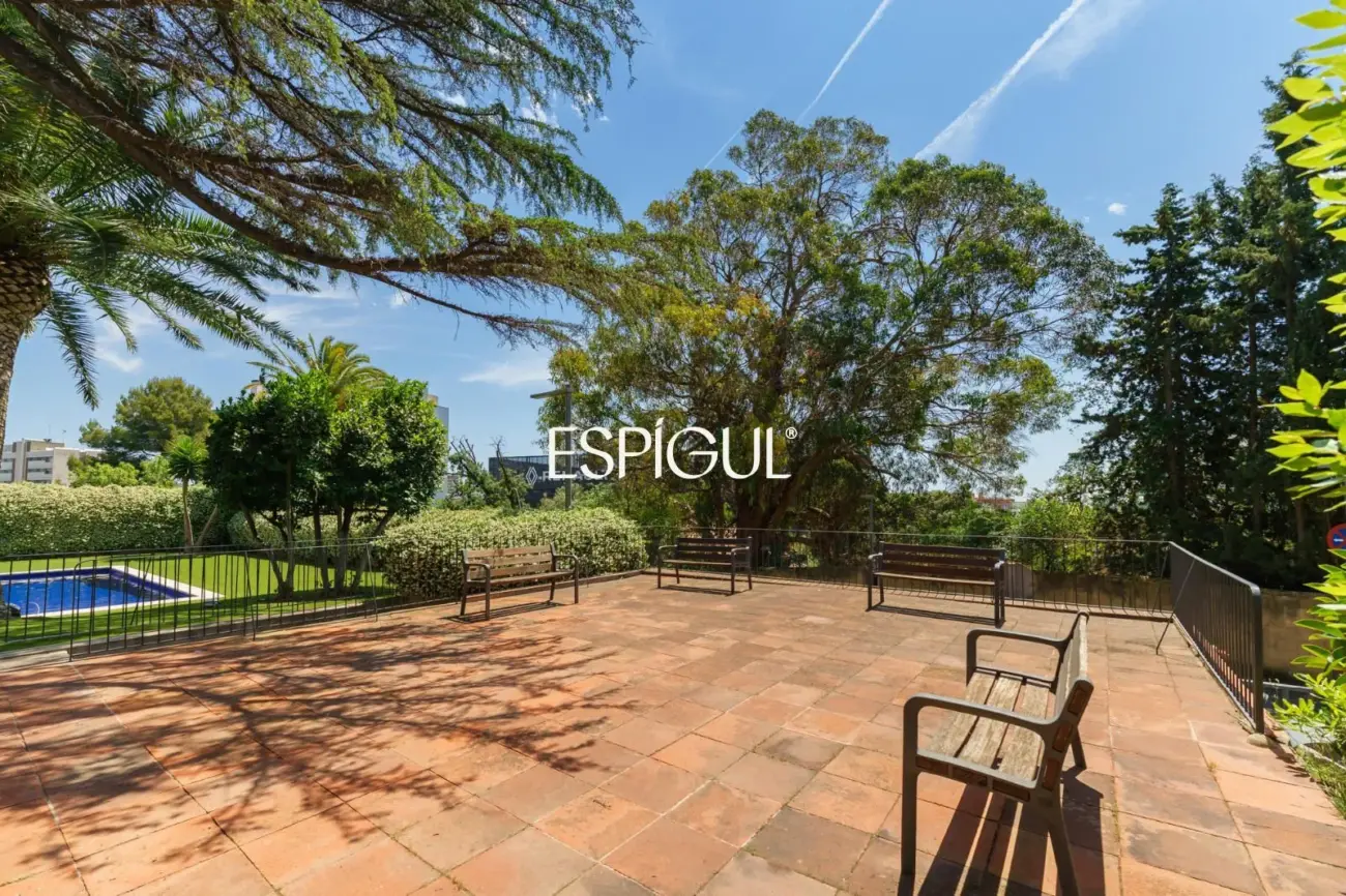 4 habitaciones, terraza, piscina, jardin y 3 plazas de parking: a un paso de Barcelona