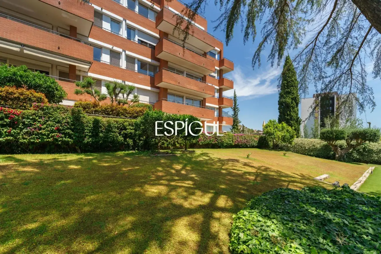 4 habitaciones, terraza, piscina, jardin y 3 plazas de parking: a un paso de Barcelona