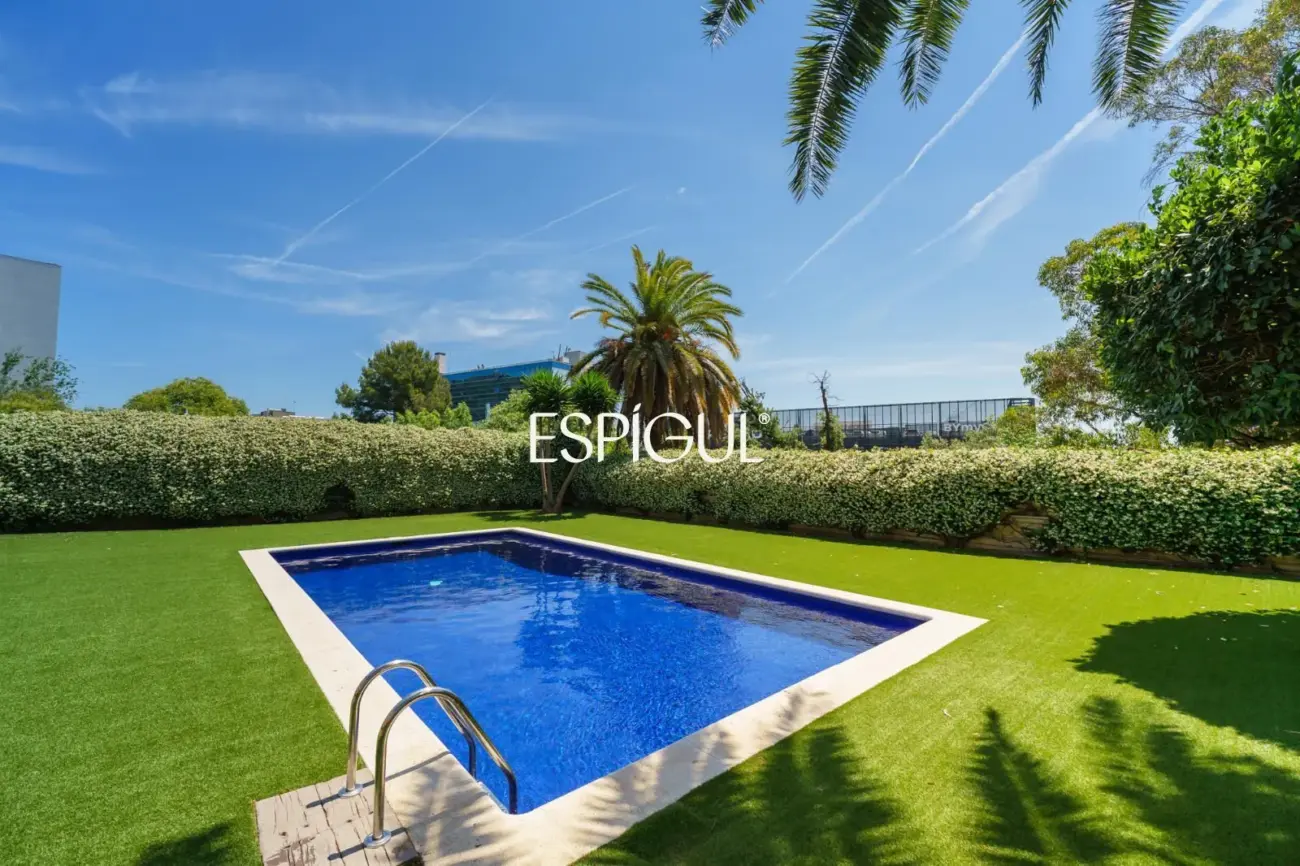 4 habitaciones, terraza, piscina, jardin y 3 plazas de parking: a un paso de Barcelona