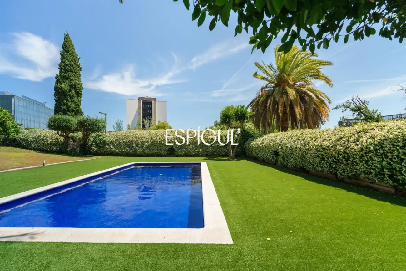 4 habitaciones, terraza, piscina, jardin y 3 plazas de parking: a un paso de Barcelona
