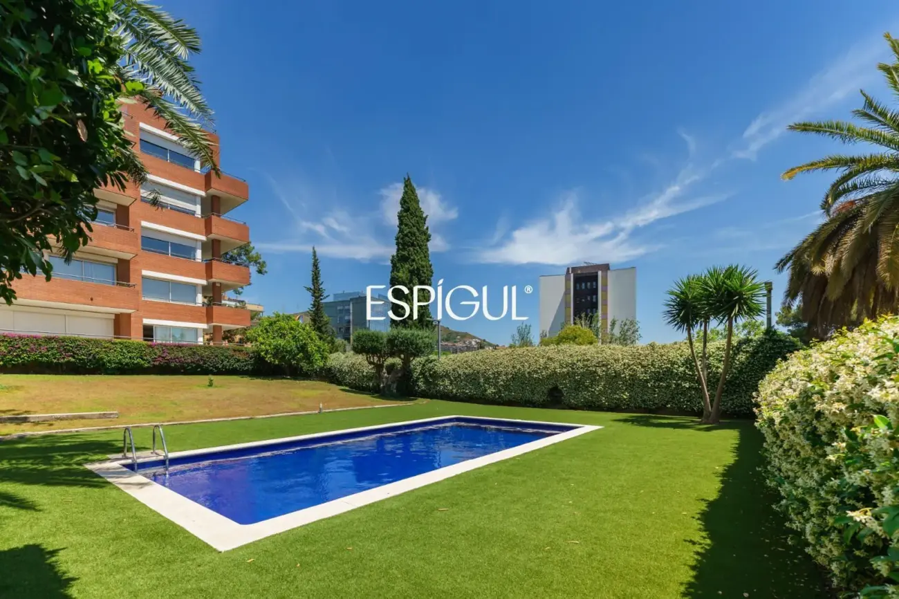 4 habitaciones, terraza, piscina, jardin y 3 plazas de parking: a un paso de Barcelona
