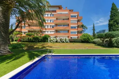 4 habitaciones, terraza, piscina, jardin y 3 plazas de parking: a un paso de Barcelona