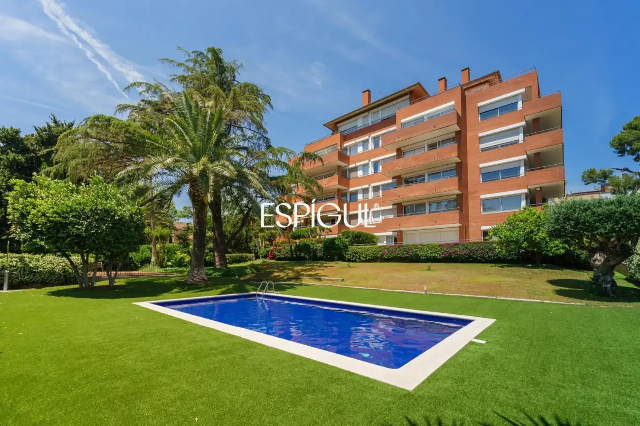 4 habitaciones, terraza, piscina, jardin y 3 plazas de parking: a un paso de Barcelona
