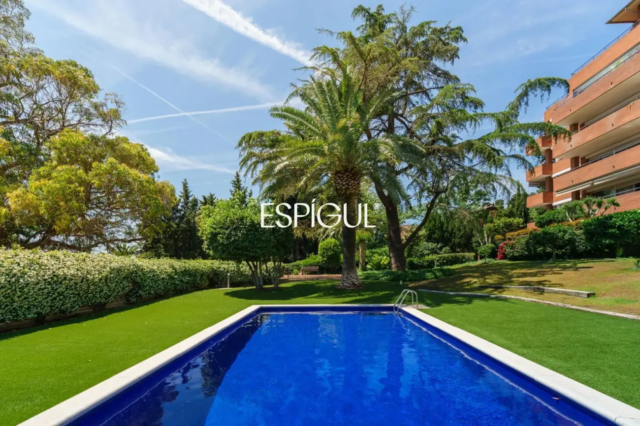 4 habitaciones, terraza, piscina, jardin y 3 plazas de parking: a un paso de Barcelona