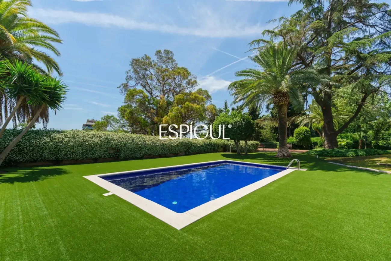 4 habitaciones, terraza, piscina, jardin y 3 plazas de parking: a un paso de Barcelona
