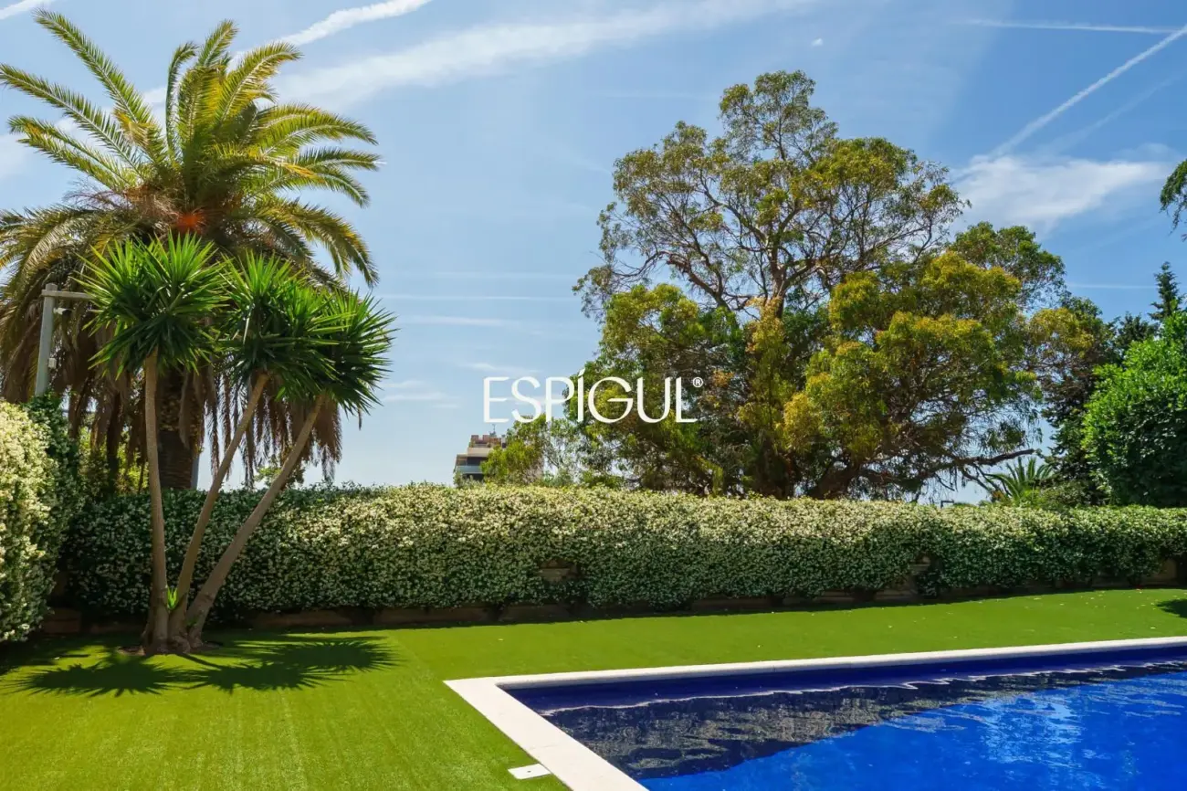 4 habitaciones, terraza, piscina, jardin y 3 plazas de parking: a un paso de Barcelona