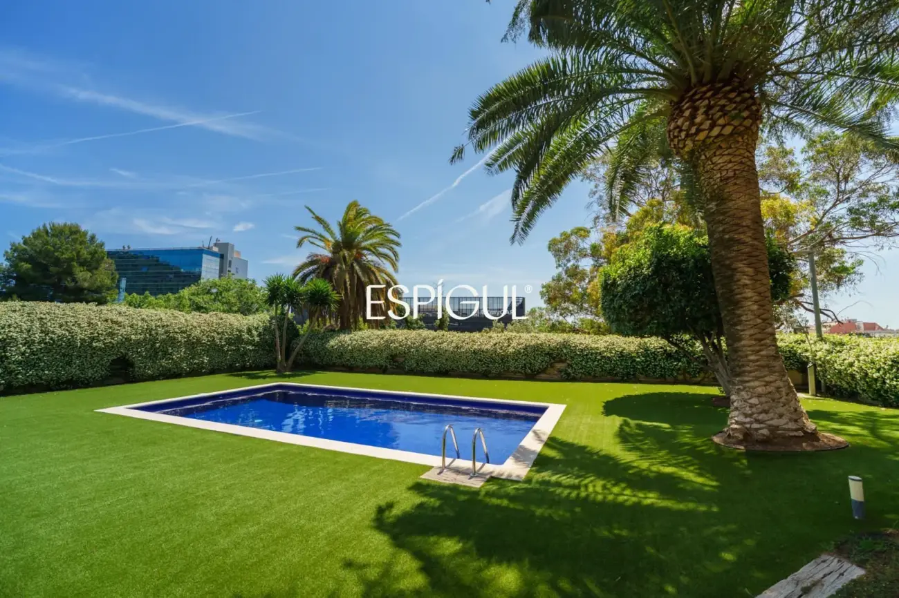 4 habitaciones, terraza, piscina, jardin y 3 plazas de parking: a un paso de Barcelona