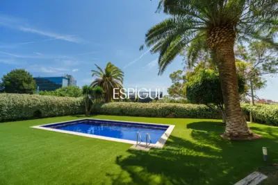 4 habitaciones, terraza, piscina, jardin y 3 plazas de parking: a un paso de Barcelona