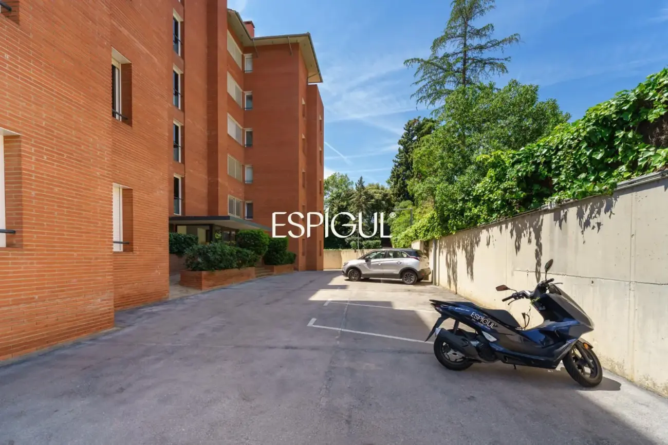 4 habitaciones, terraza, piscina, jardin y 3 plazas de parking: a un paso de Barcelona