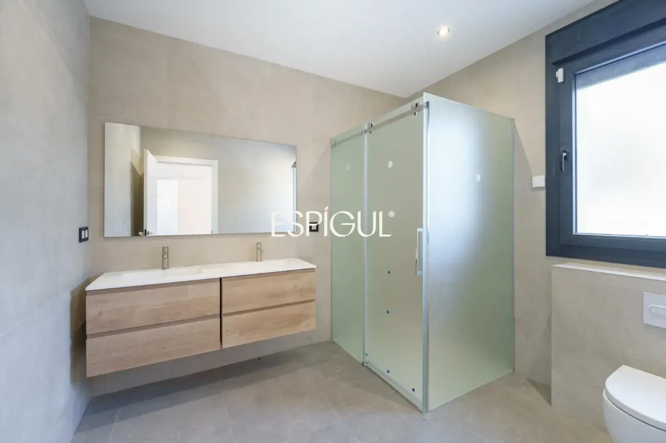 Exclusiva vivienda de obra nueva con diseño contemporáneo en Vallromanes