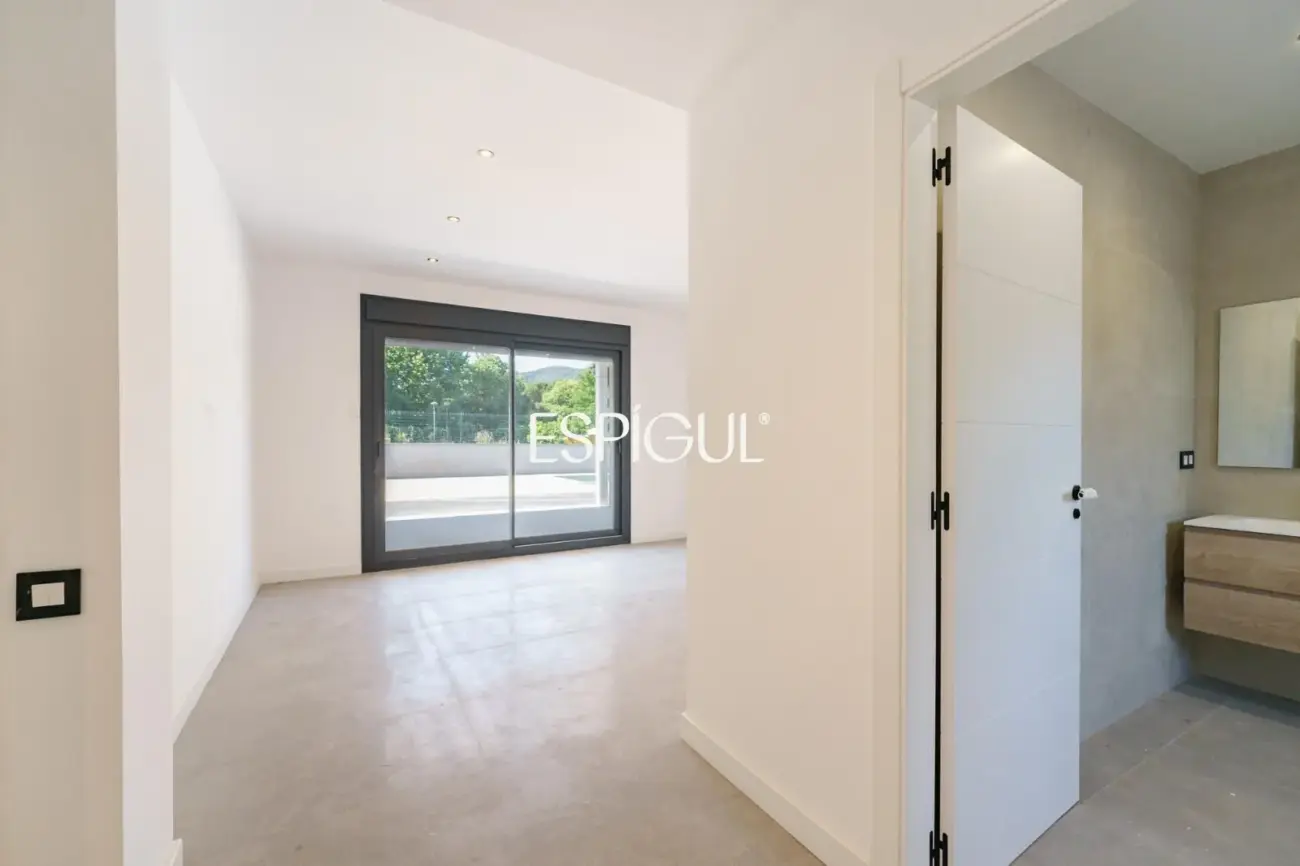 Exclusiva vivienda de obra nueva con diseño contemporáneo en Vallromanes