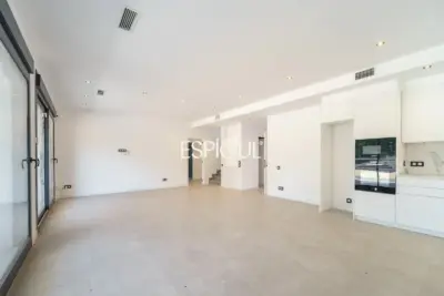 Exclusiva vivienda de obra nueva con diseño contemporáneo en Vallromanes