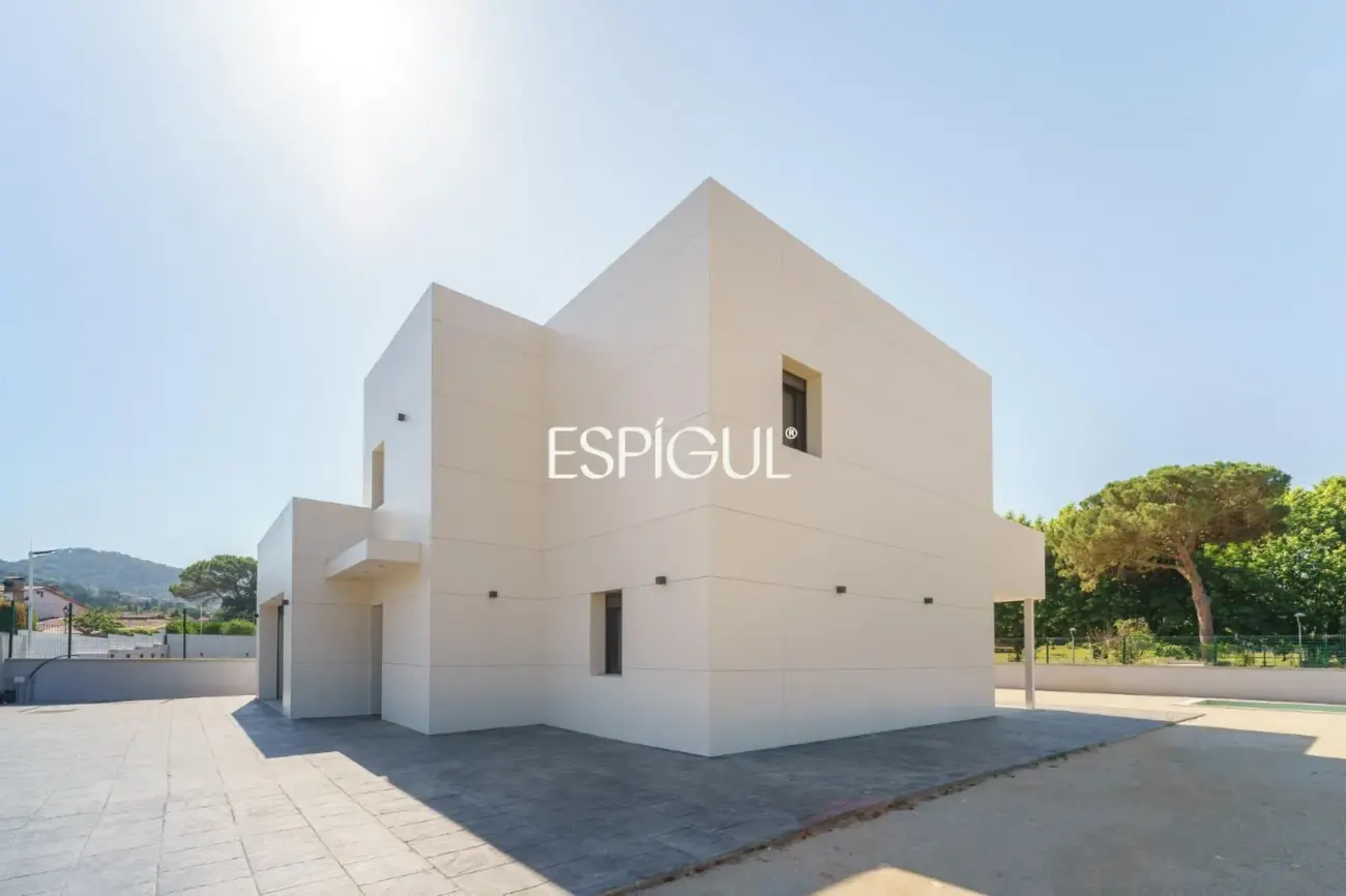 Exclusiva vivienda de obra nueva con diseño contemporáneo en Vallromanes
