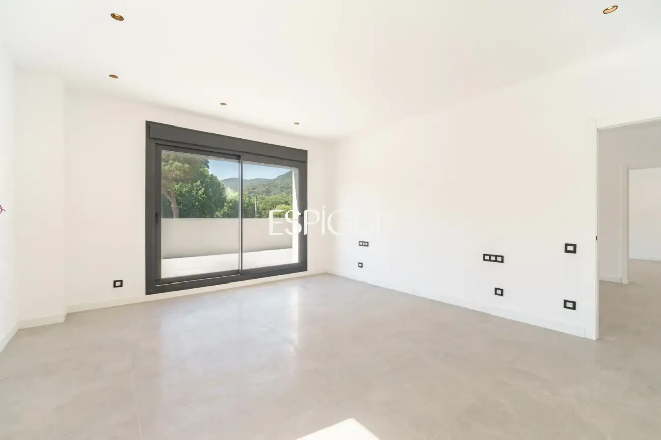 Exclusiva vivienda de obra nueva con diseño contemporáneo en Vallromanes
