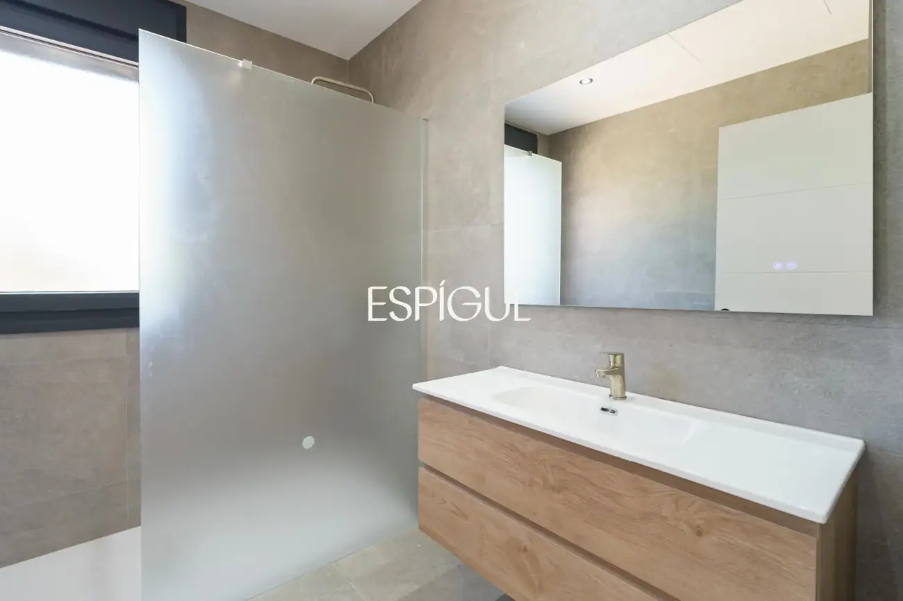 Exclusiva vivienda de obra nueva con diseño contemporáneo en Vallromanes