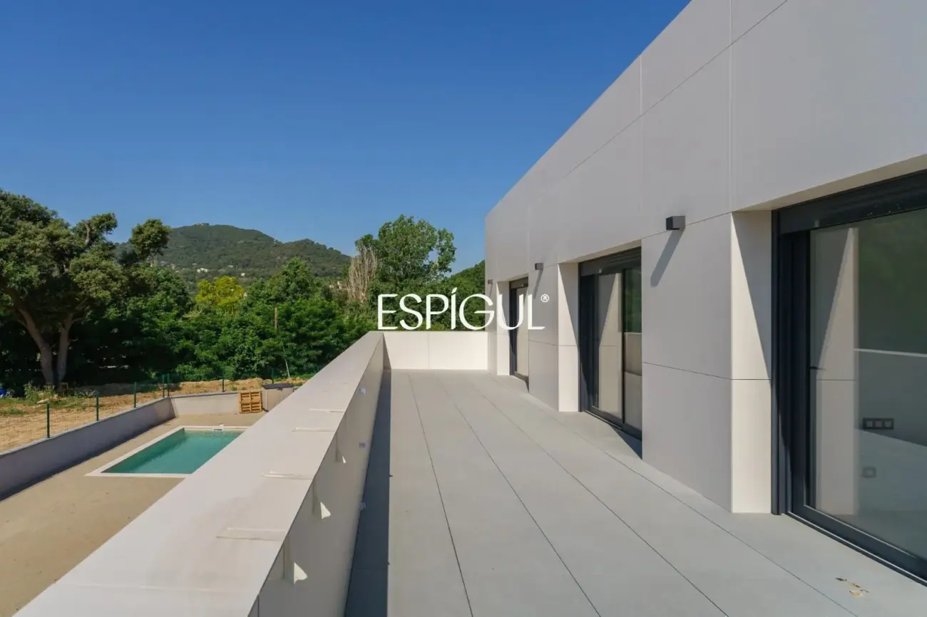 Exclusiva vivienda de obra nueva con diseño contemporáneo en Vallromanes