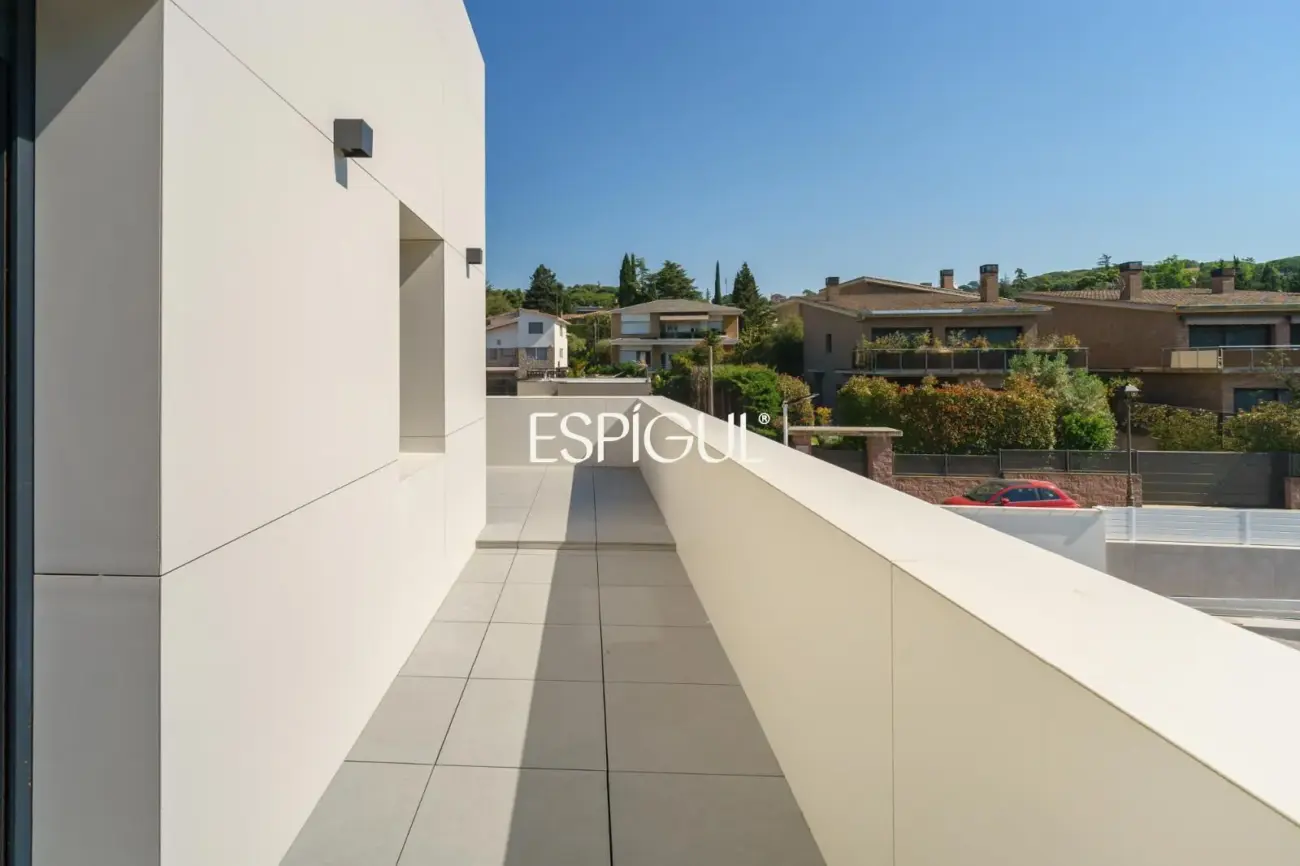 Exclusiva vivienda de obra nueva con diseño contemporáneo en Vallromanes