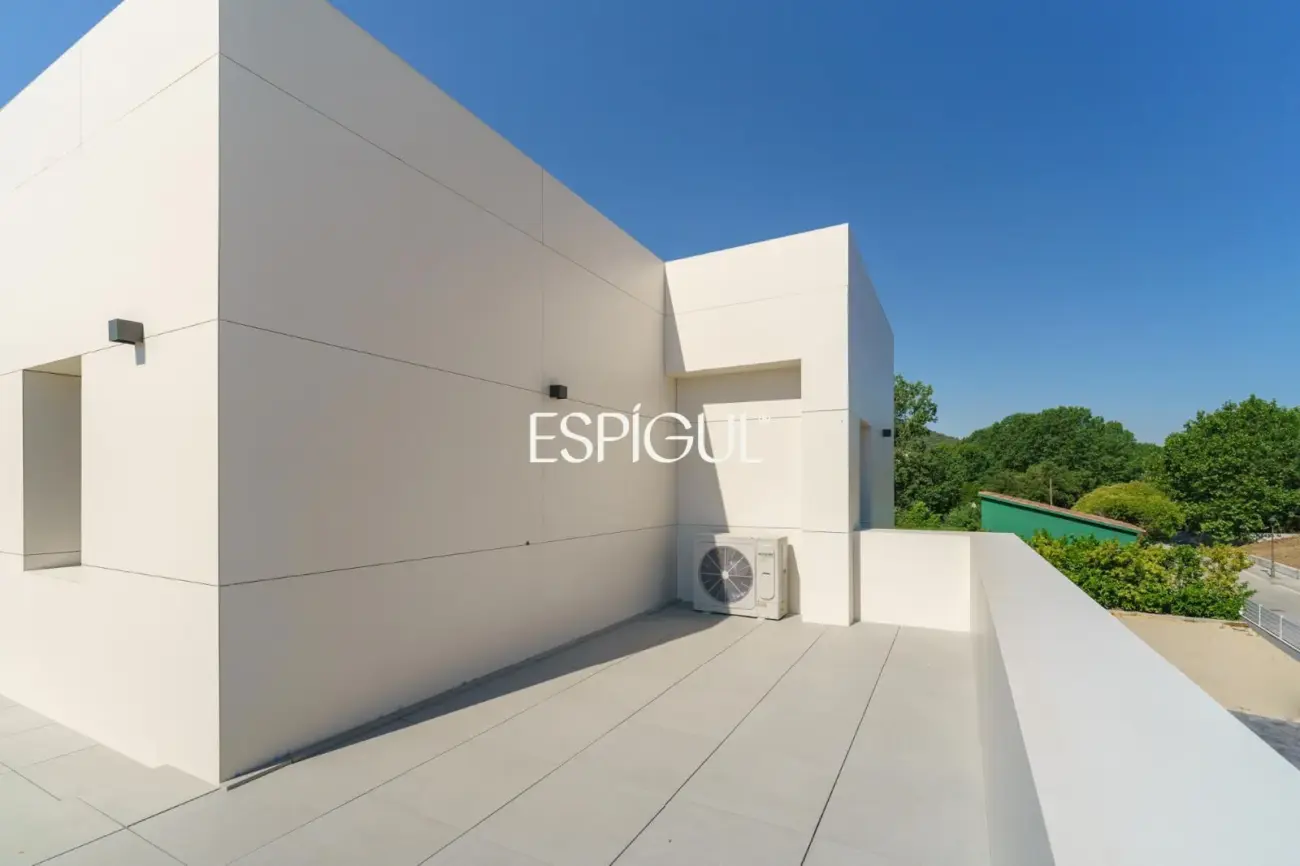 Exclusiva vivienda de obra nueva con diseño contemporáneo en Vallromanes