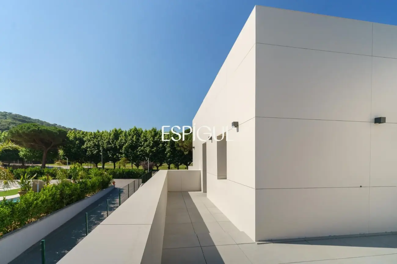 Exclusiva vivienda de obra nueva con diseño contemporáneo en Vallromanes