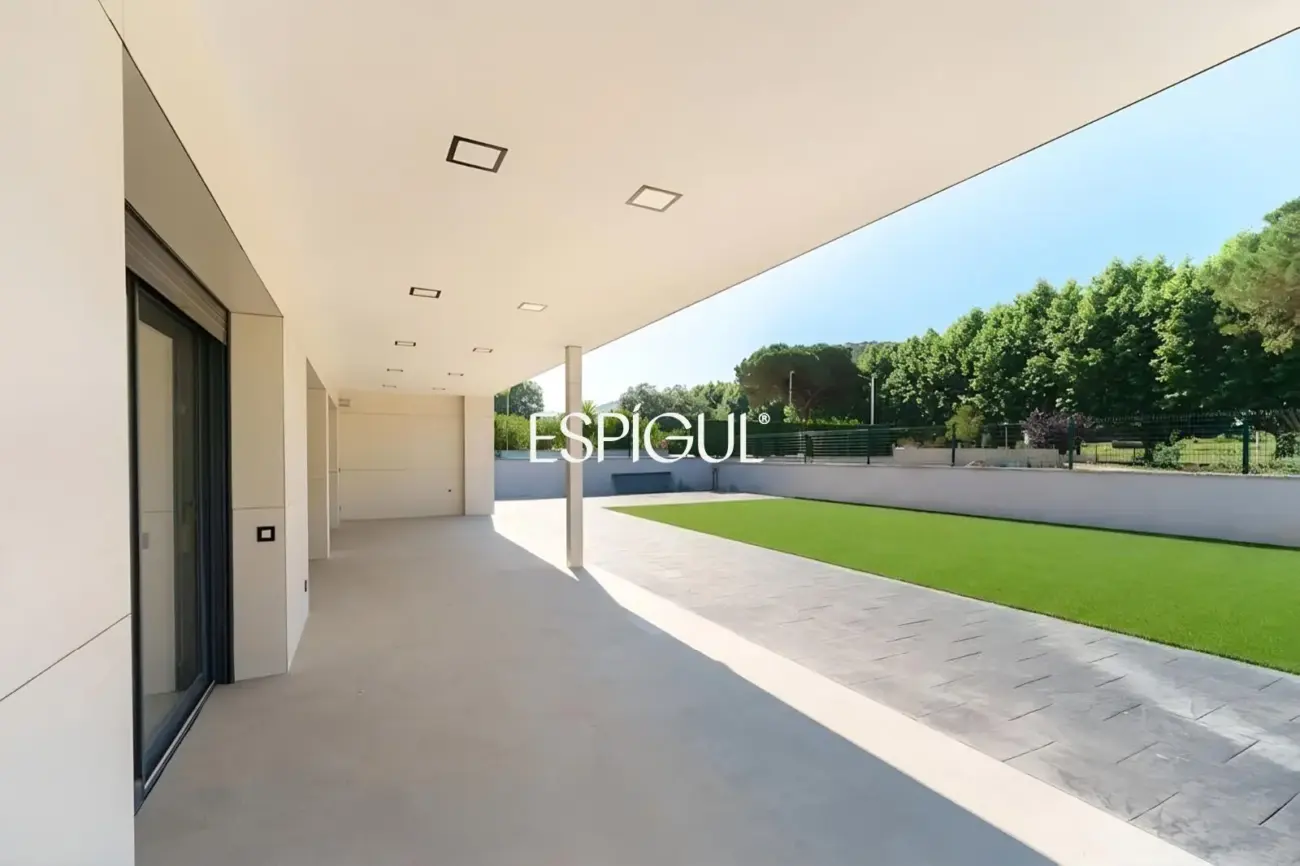 Exclusiva vivienda de obra nueva con diseño contemporáneo en Vallromanes