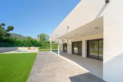 Exclusiva vivienda de obra nueva con diseño contemporáneo en Vallromanes