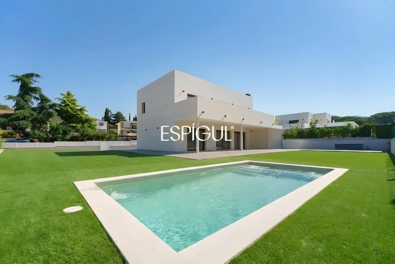 Exclusiva vivienda de obra nueva con diseño contemporáneo en Vallromanes